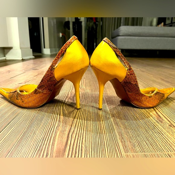 Gorgeous sleek Michael Antonio yellow pointed ‘snakeskin’ stiletto 3” heels - Picture 8 of 12